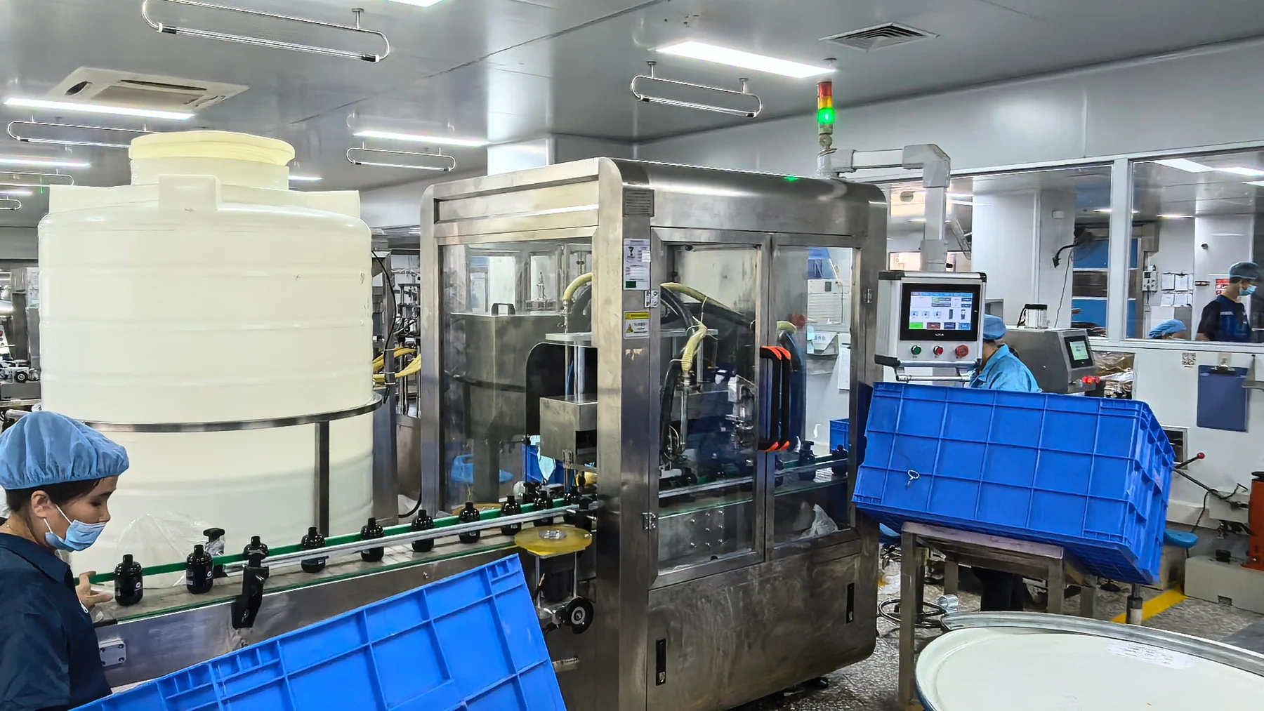 Automated filling equipment in the Kaiyi factory